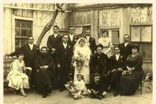 This is a photo of the wedding of Vrettos Alfieris (1890-1974) to 
Marigo Cordato (Theodorakakis). 
They married in Dubbo, Australia on August 4, 1922.

Back row standing from left to right:

Anthony Cordato (Theodorakakis),  brother of the bride
Jim Cordato (Theodorakakis),  brother of...