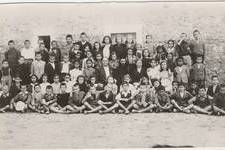 Photo of Hora primary school students taken at Ayia Elesa in about 1946 during a school excursion. The priest in the photo was Father Spiro Mageros and the teachers on either side of him were Emmanuel Haros and Anna Arbanakis.