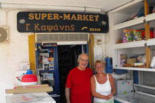 Georgos Kapsanis in front of his shop with a Dutch tourist