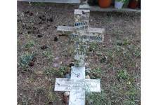 The older worn epitaph bears the Diakopoulos name.

The newer epitaph reads:
Antonis Diakopoulos   Nov. 1944
Athina Diakopoulou    March 1954