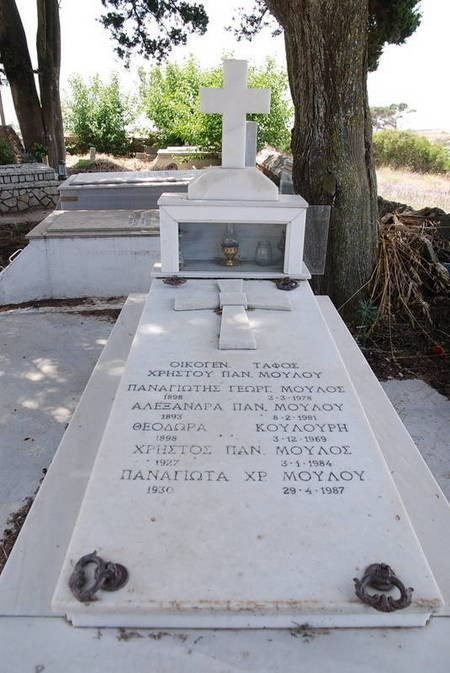 Moulos family plot, Potamos cemetery 