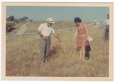 Martina and Con Mavromatis pointing to gravesite 