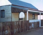 Cassimatis cottage - Muttaburra. Side view. 