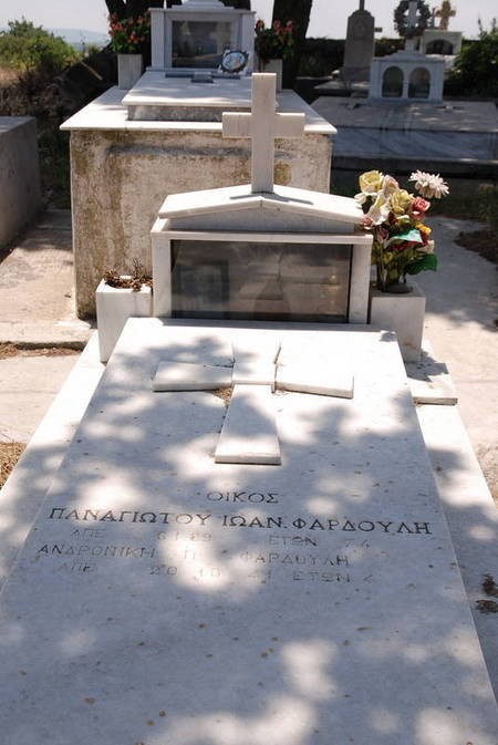Fardoulis family grave, Potamos 