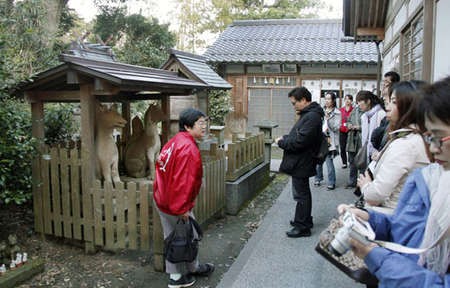 Matsue's ghost tour still popular - Hearn Lafcadio Popular Participants take in Matsue's ghost sights in Shimane Prefecture