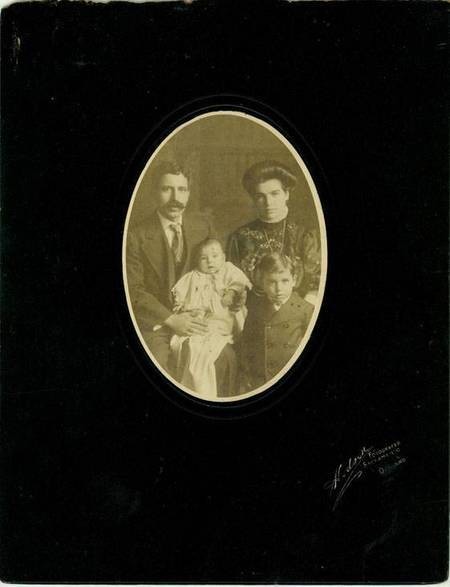Diamantis and Yanoula (Coulentianos) Chlentzos, with sons Bill and Harry 