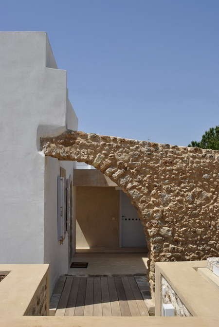 The House with the Sundial. Beautifully constructed walls, and magnificent backyard refurbishment 