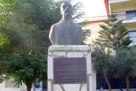 Λευκάδιος Χερν – Ο ελληνοϊρλανδός συγγραφέας των τριών ηπείρων - Lafcadio Hearn Statue