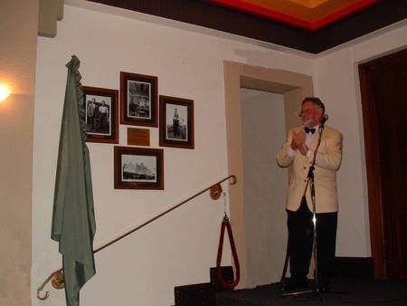 Peter Prineas unveiling photographs of the Roxy, Bingara founders. 